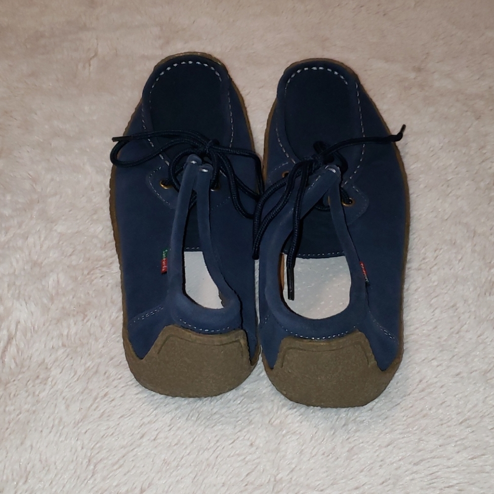 Shoes - Picture 2 of 4